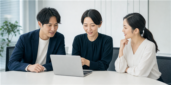 相談しているエンジニアチーム